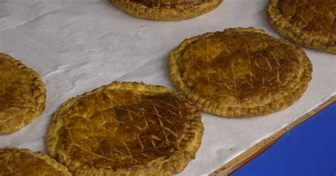 La comunitat francòfona de l'Escala celebra el Galette des Rois - Canal ...
