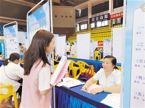 鹤山举办高校毕业生专场招聘会 吸引近500人入场求职_鹤山资讯_江门市人民政府门户网站