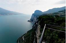 terrazza sul lago di garda strada della forra in moto sul lago di garda liberi su terrazza sul lago di garda strada della forra in moto sul lago di garda liberi su
