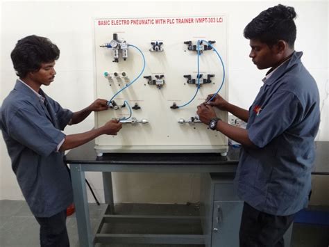 Engine Lab Testing Vector Image 的图像结果