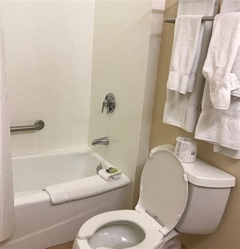 THE CHARLES F. KNIGHT EXECUTIVE EDUCATION & CONFERENCE CENTER (Saint ...