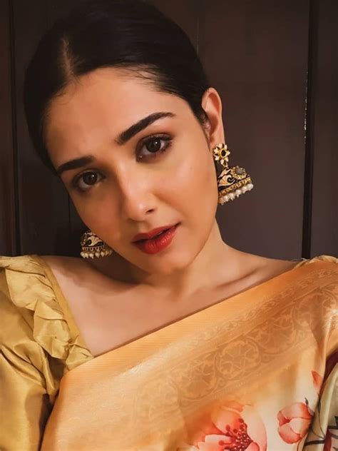 Roshni Bhattacharyya sets major fashion goals | Times of India