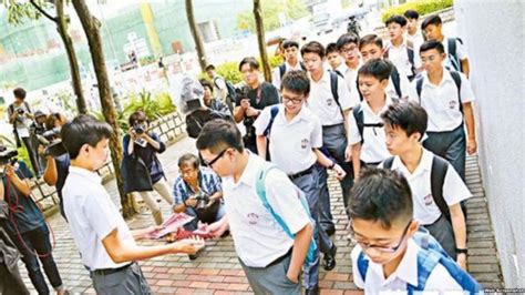 香港学校开学 学生派发本土港独传单 – 博聞社