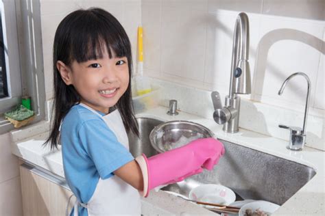 在家里打扫卫生时特写女人洗碗高清图片下载-正版图片504082311-摄图网