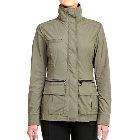 Ultimate Guide To the Best Travel Jacket for Women | Best travel jacket ...