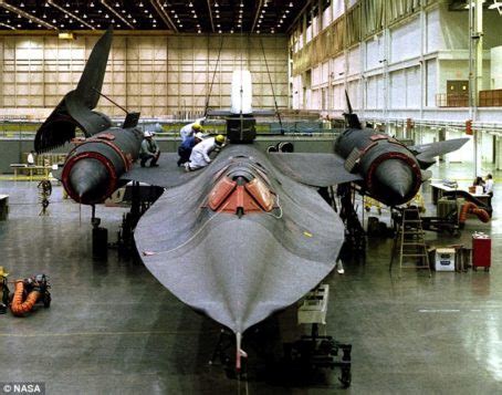 Photos show the construction of the "Top Secret" Lockheed SR-71 ...