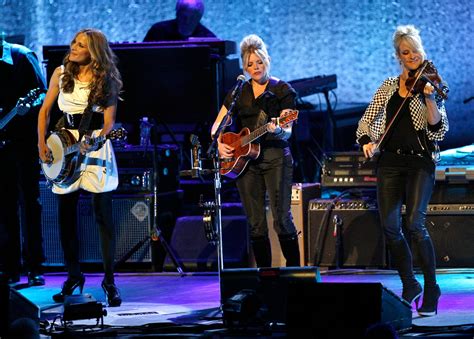 Vince Gill defends Dixie Chicks 16 years later: ‘They kind of buried ...