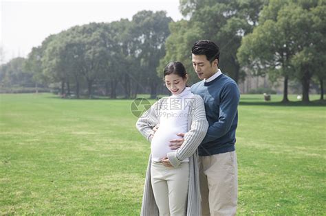 丈夫陪孕妇在公园高清图片下载-正版图片501223485-摄图网