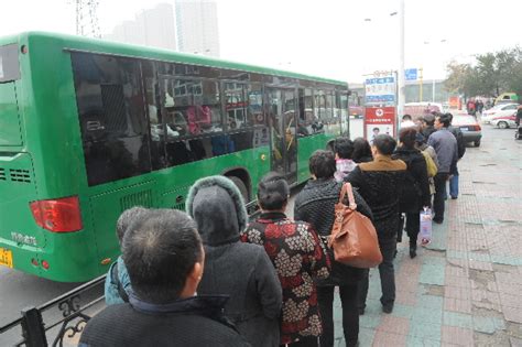 虹桥北公交车站 市民排队乘车已成习惯 - 鞍山公交网