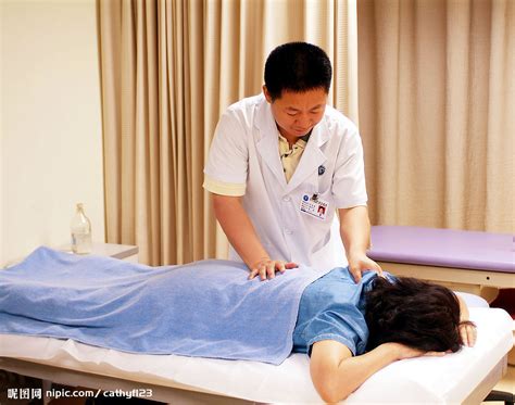 在美容院做理疗按摩的人物AI图片下载_红动中国