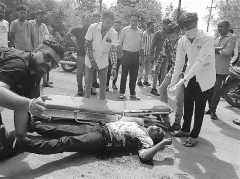 3 employees electrocuted as ladder to repair street lights in Vagodia ...