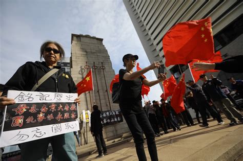 香港市民在日本领馆前举国旗示威 要求承认大屠杀罪责_凤凰网