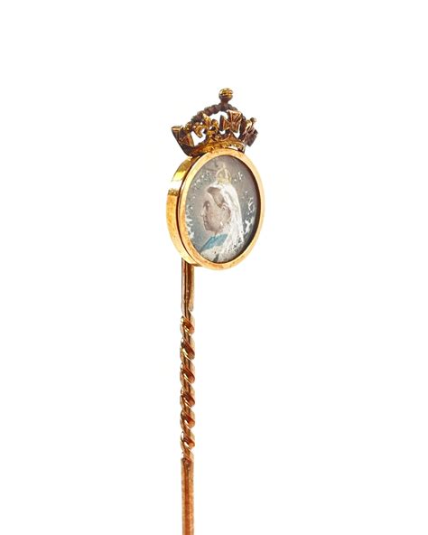 Lot - EARLY 19TH CENTURY 15K ROSE GOLD HAND PAINTED QUEEN VICTORIA STICK PIN