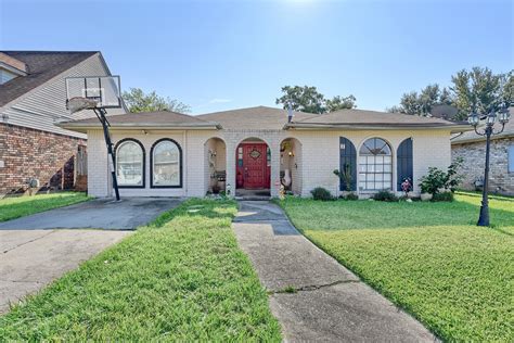 Classic brick beauty in nice family neighborhood! 7 S O