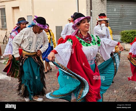 Ecuador traditional clothes hi-res stock photography and images - Alamy