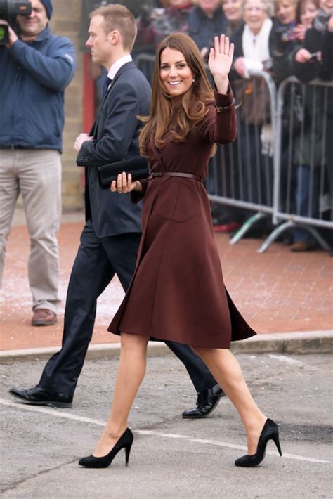 凯特王妃Kate Middleton只做一天月子 外出购物 大方展示产后"妈妈肚"获赞 - YouTube