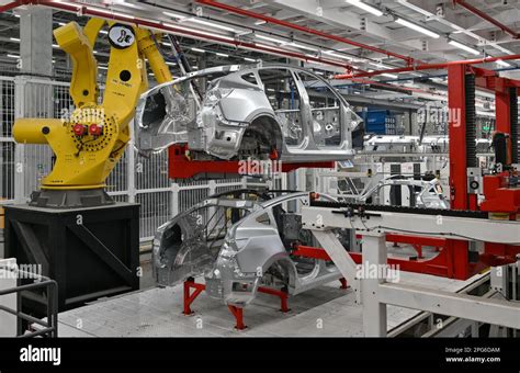 Tesla Factory Robots 的图像结果