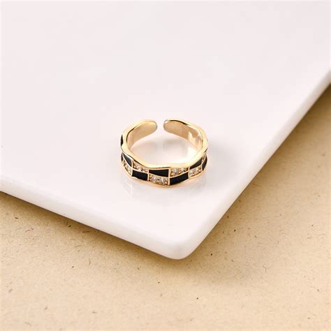 Ring Online - Premium Gold Checkered Glamour Wavy Ring | Nestasia
