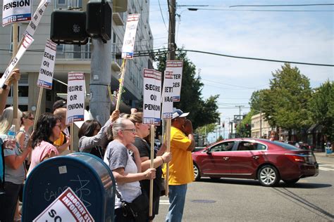 Grocery Store Bargain Informational Picket Photos — UFCW 3000