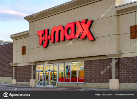 Stillwater Usa December 2023 Maxx Retail Store Exterior Trademark Logo — Stock Editorial Photo ...