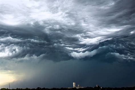 Stunning Time-Lapse Footage Shows Undulatus Asperatus Clouds Rolling ...