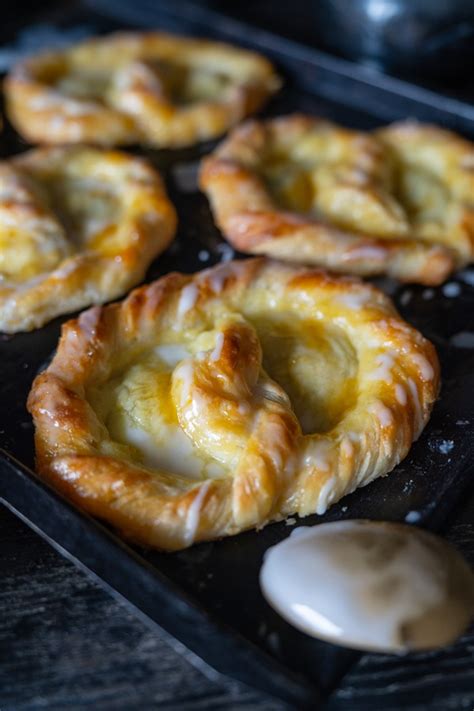 Rezept für Puddingbrezeln aus Plunderteig wie vom Bäcker