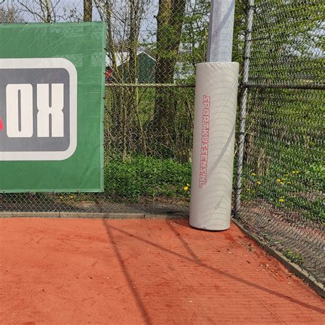 Paalbescherming voor lichtmast op tennisbaan | Marcapelli Protect