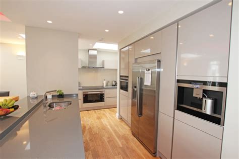 https://st.hzcdn.com/simgs/pictures/kitchens/cashmere-handleless-gloss-kitchen-lwk-london-kitchens-img~f961d1eb039ed134_9-4179-1-dce59b4.jpg?utm_source=chatgpt.com