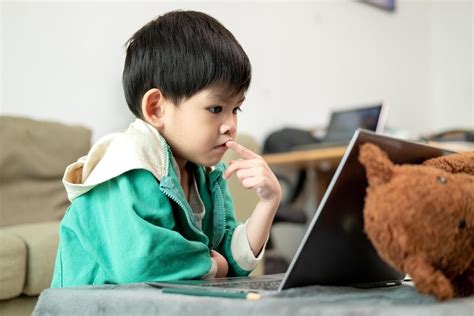 Child Using Computer 的图像结果