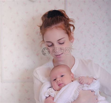 户外父母抱着怀里的婴儿高清图片下载-正版图片502207500-摄图网