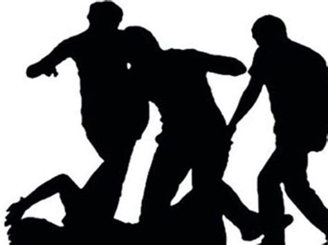 Complaint against 12 people from both the parties, 4 injured in clash ...