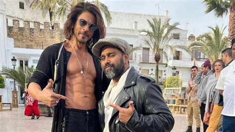 वायरल हुआ 'झूमे जो पठान' गाना, किसके इशारे पर शाहरुख ने दिखाए किलर डांस ...