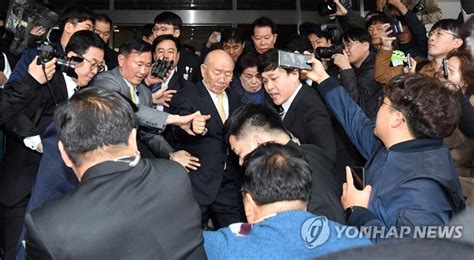 韩前总统全斗焕走出法庭 | 韩联社
