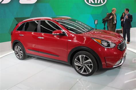 2017 Kia Niro hybrid revealed, promises 50 MPG combined