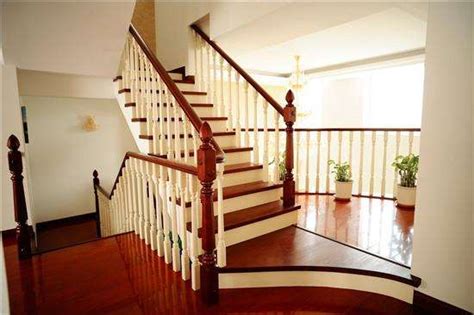 1、楼梯设计要对尺寸有个详细的了解和掌握，通常楼梯的每一级踏步高为15厘米，宽为28厘米。2、从美学和建筑艺术的角度来看，直梯给人一种一意孤行 ...