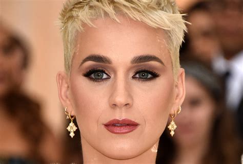 Katy Perry’s Makeup Trick For Wide Eyes | BEAUTY/crew