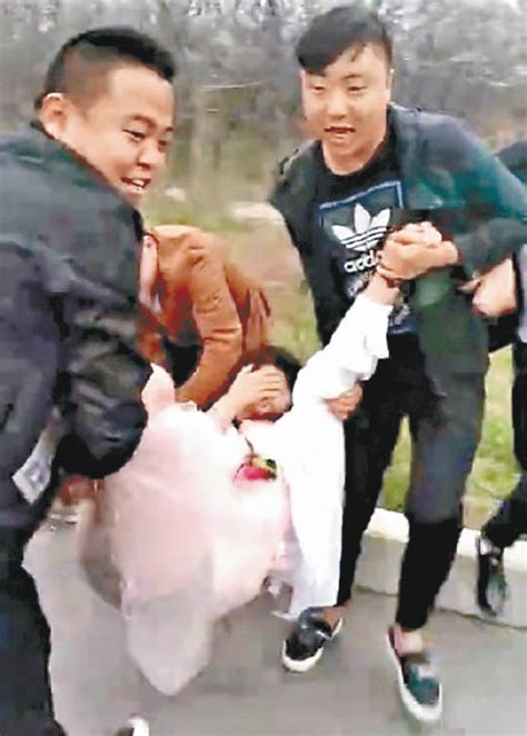 低俗婚鬧 伴娘被掀裙露底 - 東方日報