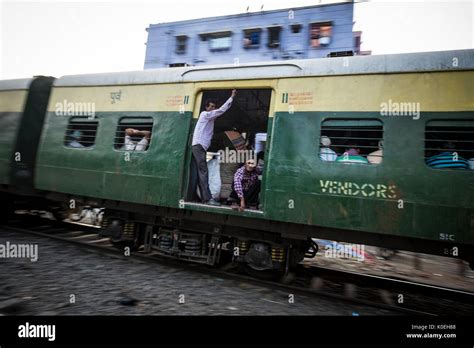Local Train in West Bengal 的图像结果