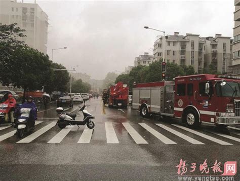 南京一小区突发火灾 5辆消防车被堵门外(图)_新浪江苏_新浪网