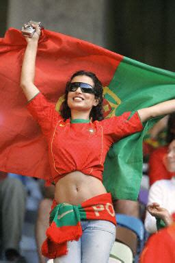 波兰葡萄牙美女球迷PK 她们比C罗莱万更“胸”猛