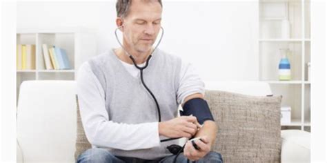 血压测试监测血压计以检查在红色背景上隔离的血压医生和病人的医学测试健康高血压平躺顶视高清图片下载-正版图片506530861-摄图网