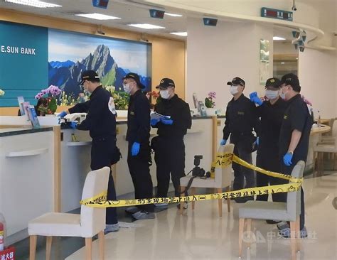 银行取现170万遇劫匪被打失明最新素材