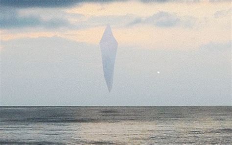 外星人母舰？实拍悬停在海面上的巨型UFO，并最终飞向天空消失_哔哩哔哩 (゜-゜)つロ 干杯~-bilibili