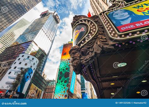 Paramount Building, 1501 Broadway, Times Square, NYC Editorial Photo ...