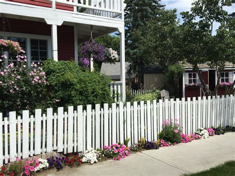 16 White Picket Fence Flower Garden Ideas Worth to Check | SharonSable