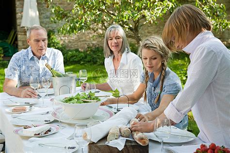 在户外家庭聚餐高清图片下载-正版图片501501841-摄图网
