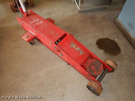 Blackhawk floor jack in Topeka, KS | Item FC9290 sold | Purple Wave