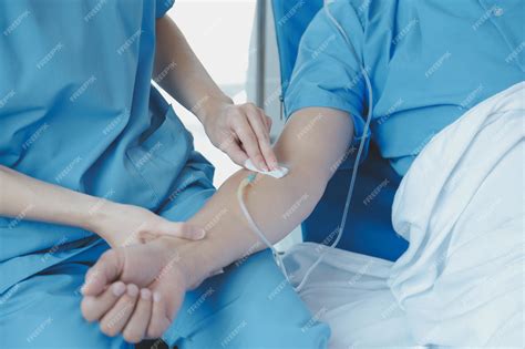 Раненый пациент показывает врачу сломанное запястье и руку с повязкой в ...