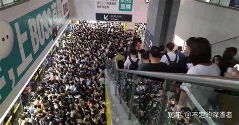 深圳地铁站现巨幅海报！为所有深圳打工人加油_深圳新闻网