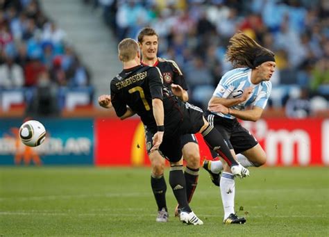 图文-[1/4决赛]德国VS阿根廷 这是在踢人啊_图片新闻_2010南非世界杯_竞技风暴_新浪网